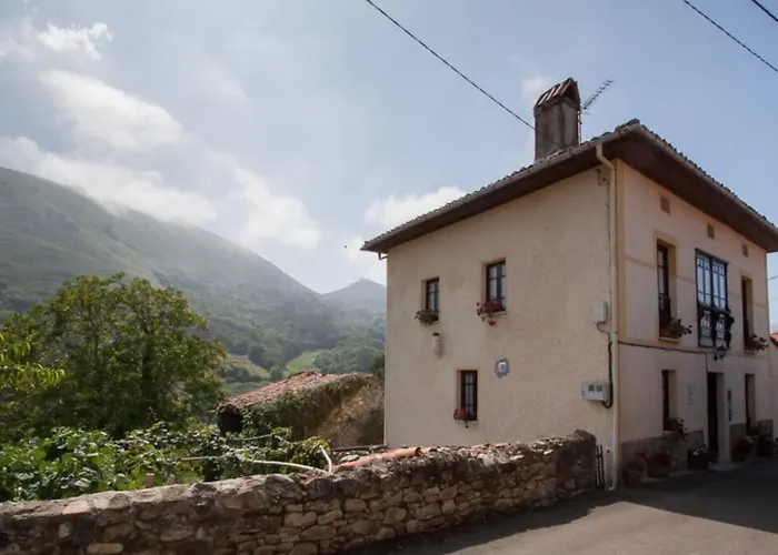 Casa Del Cuetu. Traditional Village House In Asturias